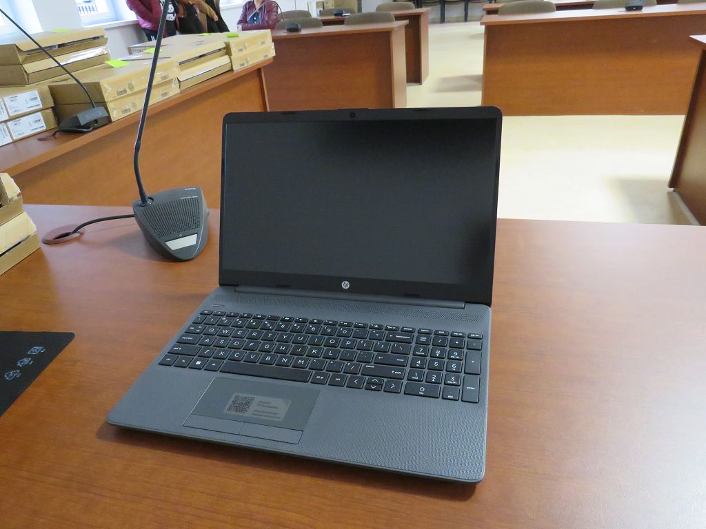 Granty PPGR - otwarty laptop