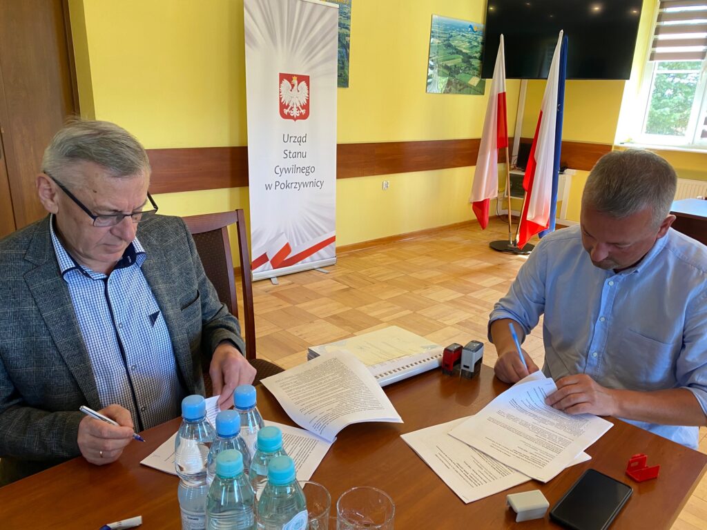 PODPISANIE UMOWY NA PRZEBUDOWĘ DRÓG GMINNYCH