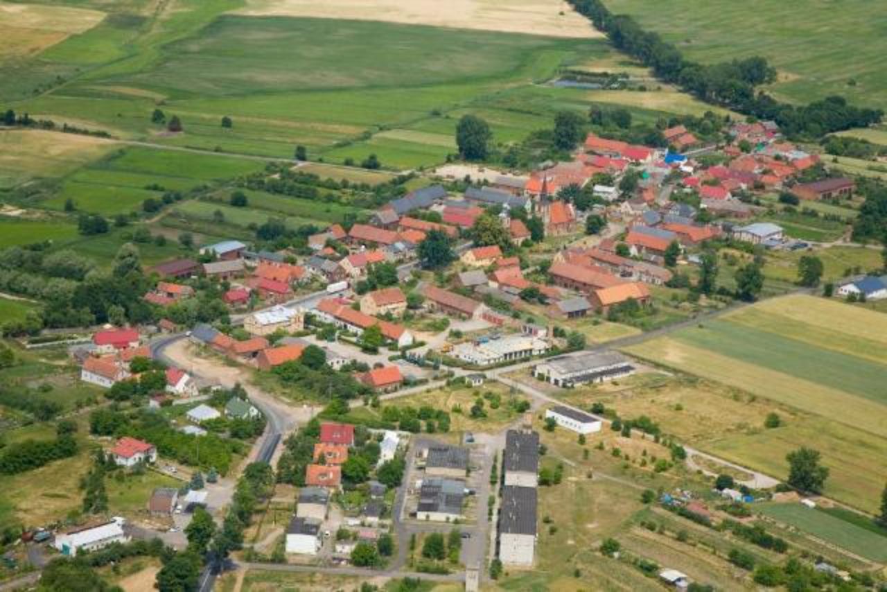 Radoszyn leży na zachód od Skąpego. Przez wieś przebiega droga wojewódzka nr 276 Świebodzin - Krosno Odrz. 