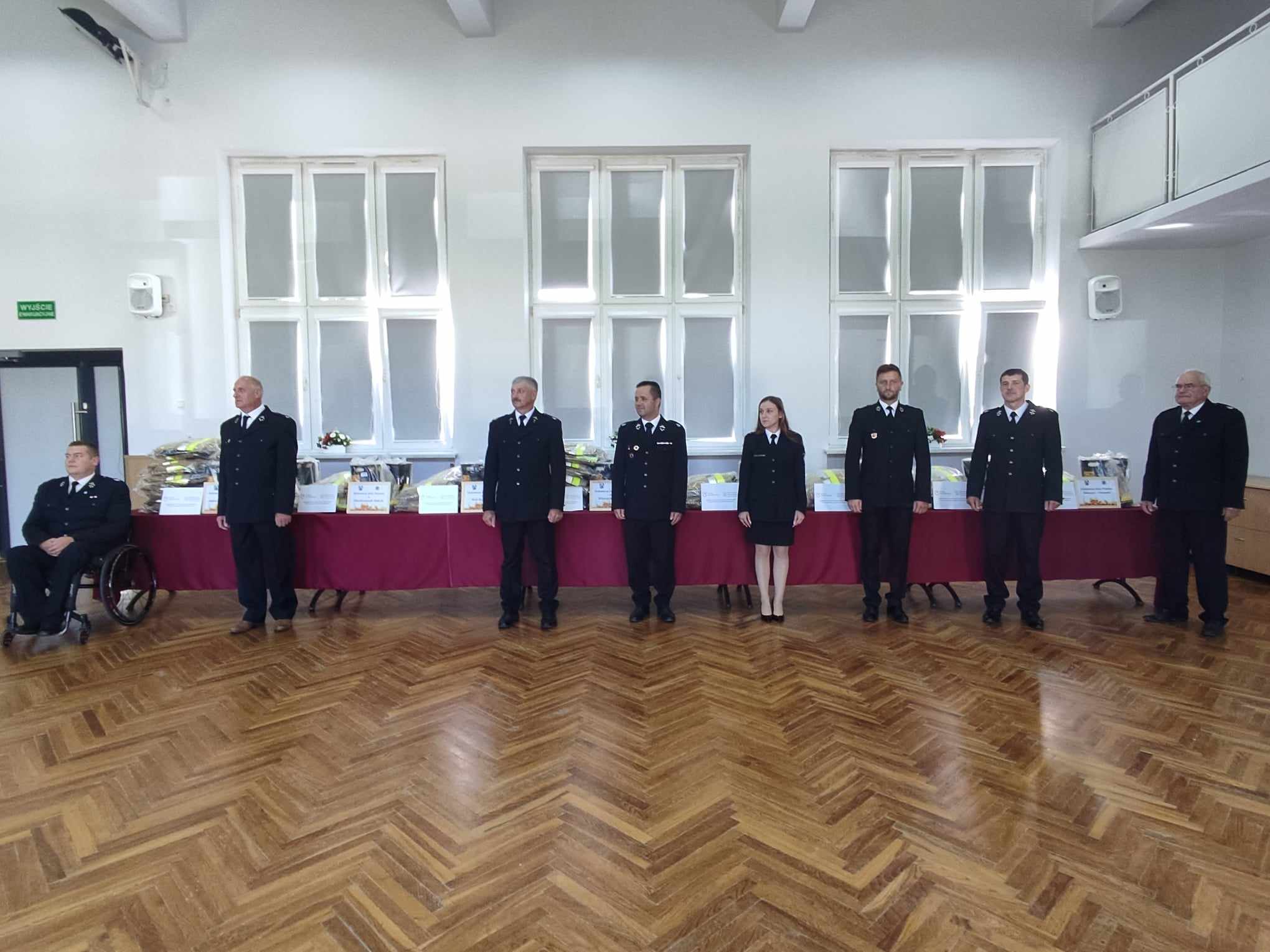 zdjęcie przedstawia przedstawicieli poszczególnych jednostek OSP oczekujAcych na przekazanie mundurów