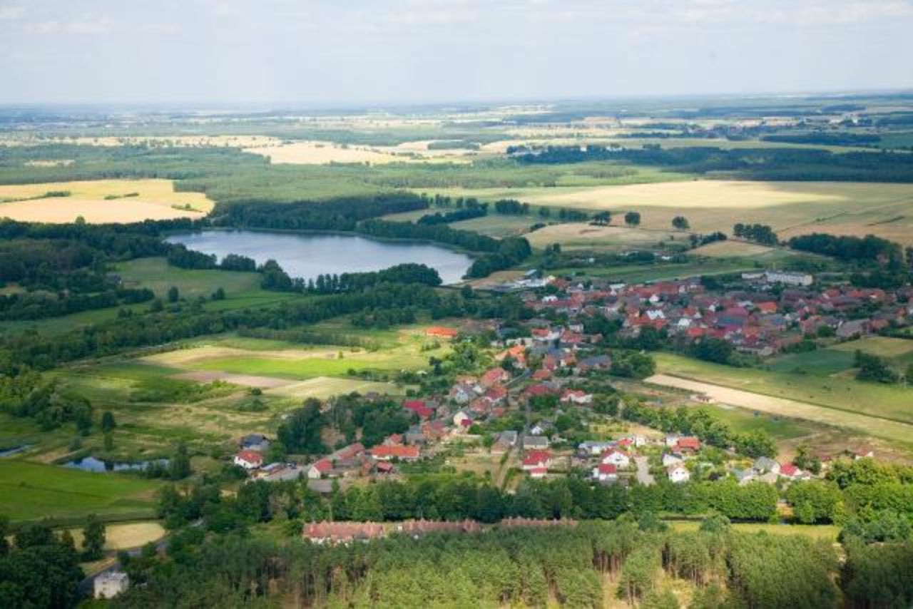 Wieś Ołobok leży na południowo-zachodnim skraju Pojezierza Łagowskiego, nad rzeką Ołobok (prawy dopływ Odry), w pobliżu jeziora Czerniak. Przez wieś przebiega droga powiatowa nr 1223F łącząca miasto Świebodzin z miejscowością wypoczynkową Niesulice.