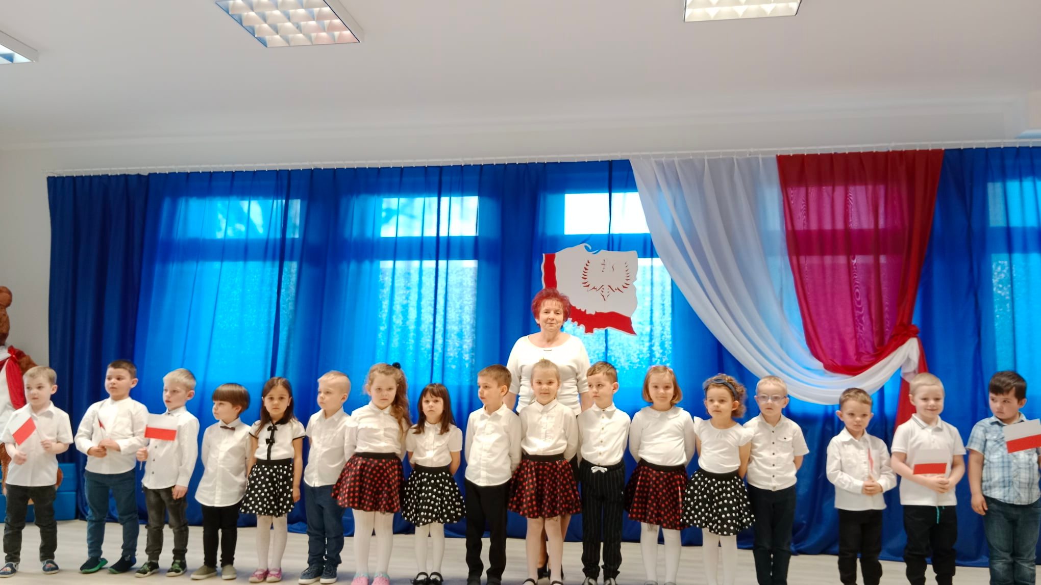 Dzieci z biało czerwonymi flagami 