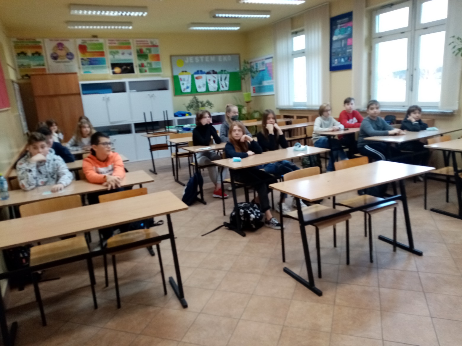 Dzieci siedzą w klasie