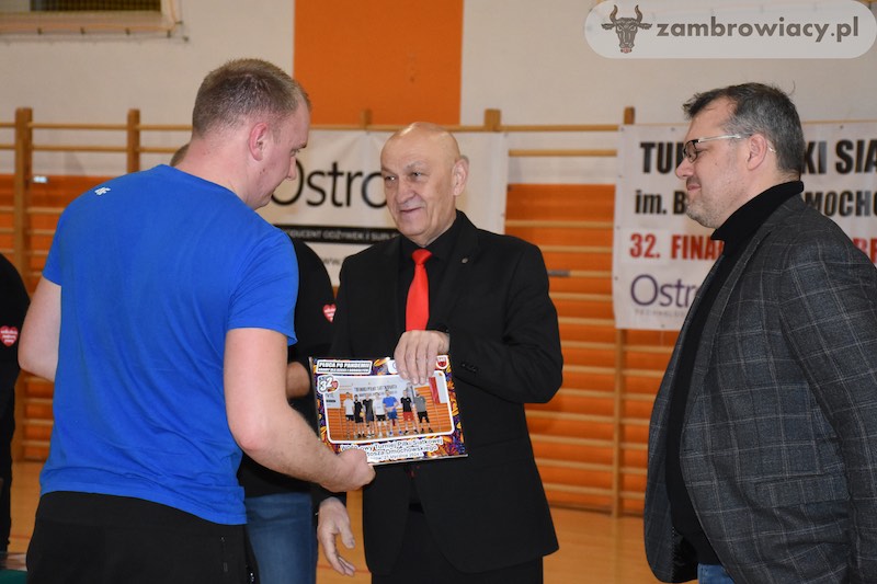 Starosta Zambrowski wręcza nagrody uczestnikom turnieju
