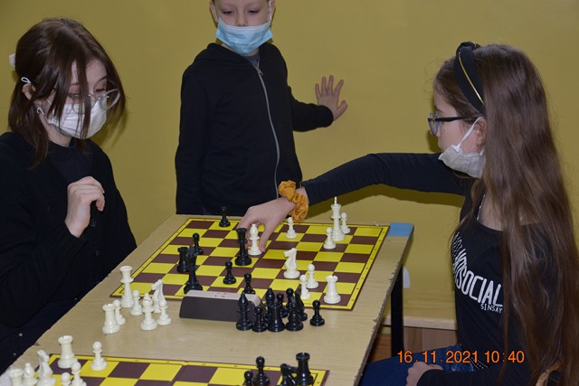 Rozgrywki - dwie dziewczynki grają w szachy