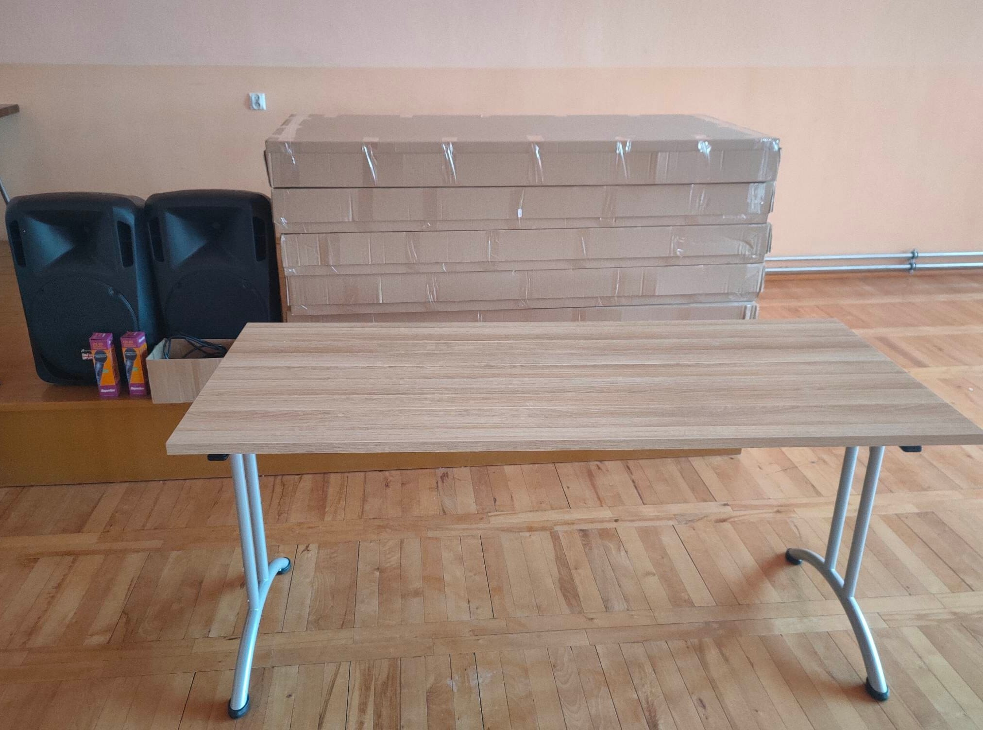 zdjęcie przedstawia rozłożony stół z drewnianym blatem 