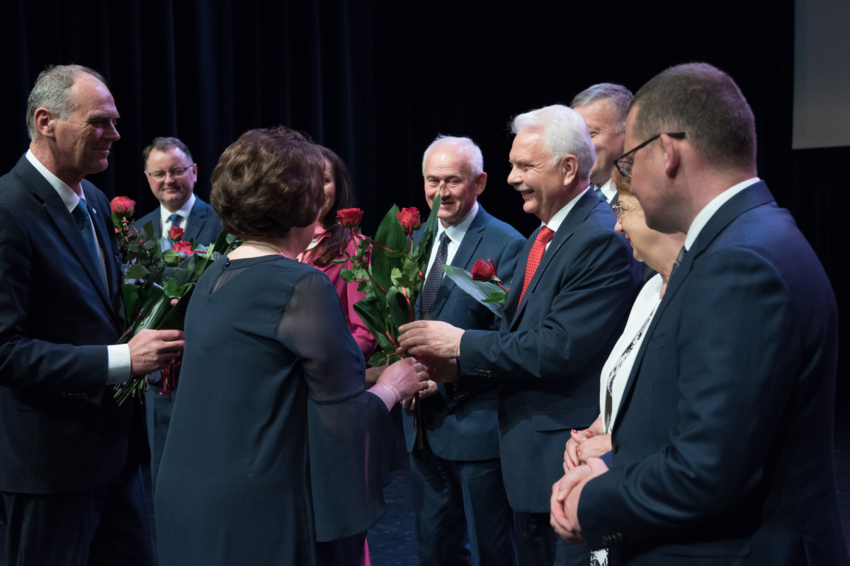 Na fotografii moment podziękowania zaproszonym parlamentarzystom za udział w uroczystości. Starosta Elżbieta Sadowska wraz z wicestarostą Ryszardem Domańskim wręczają symboliczne róże przedstawicielom rządu RP.