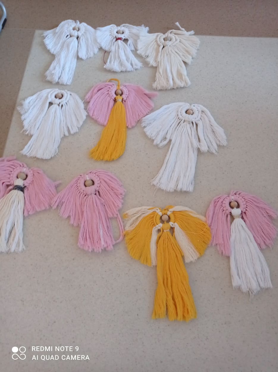 Aniołki wykonane z włóczki.