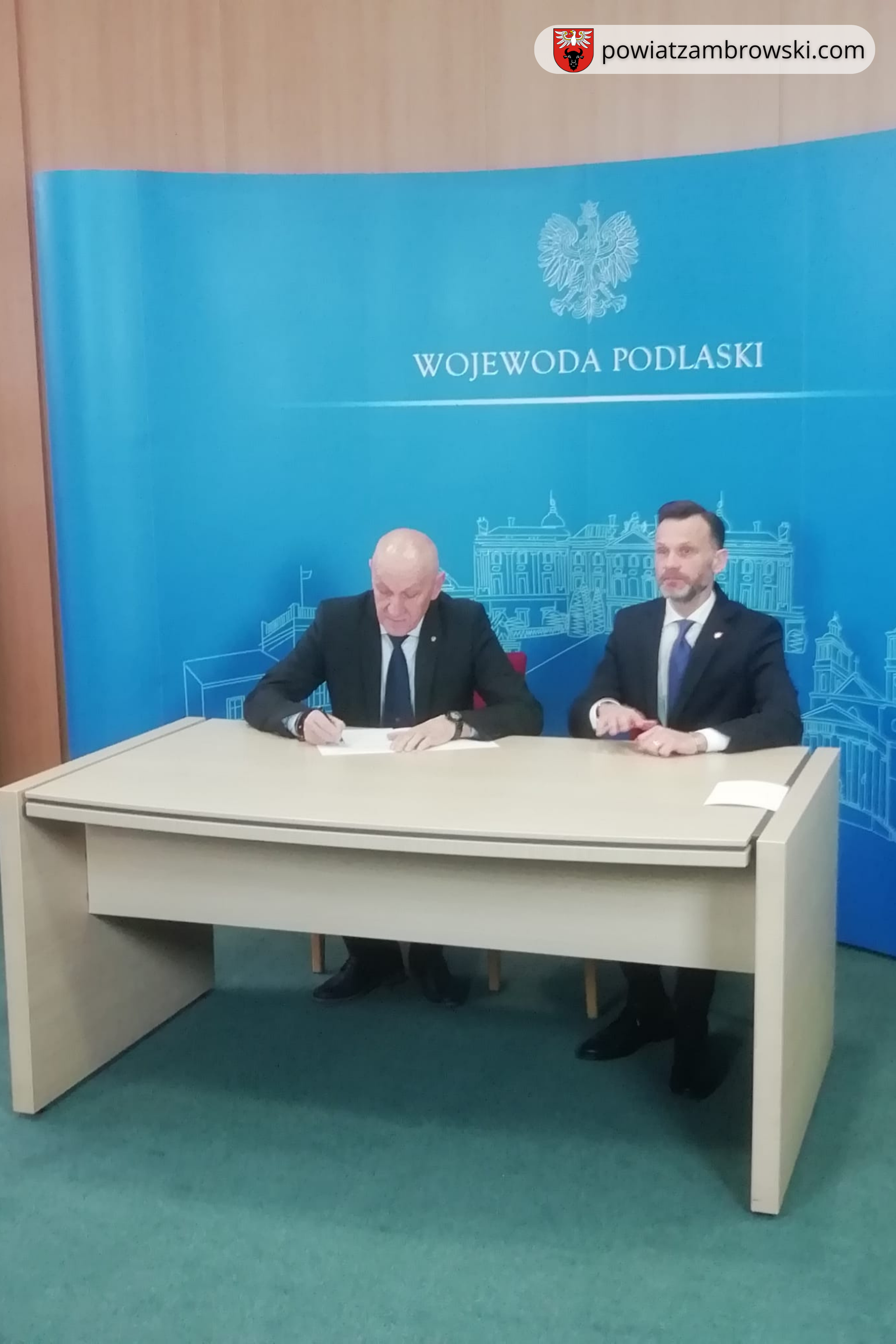 Starosta Zambrowski podpisuje umowę z Wojewodą podczas konferencji prasowej w Podlaskim Urzędzie Wojewódzkim 