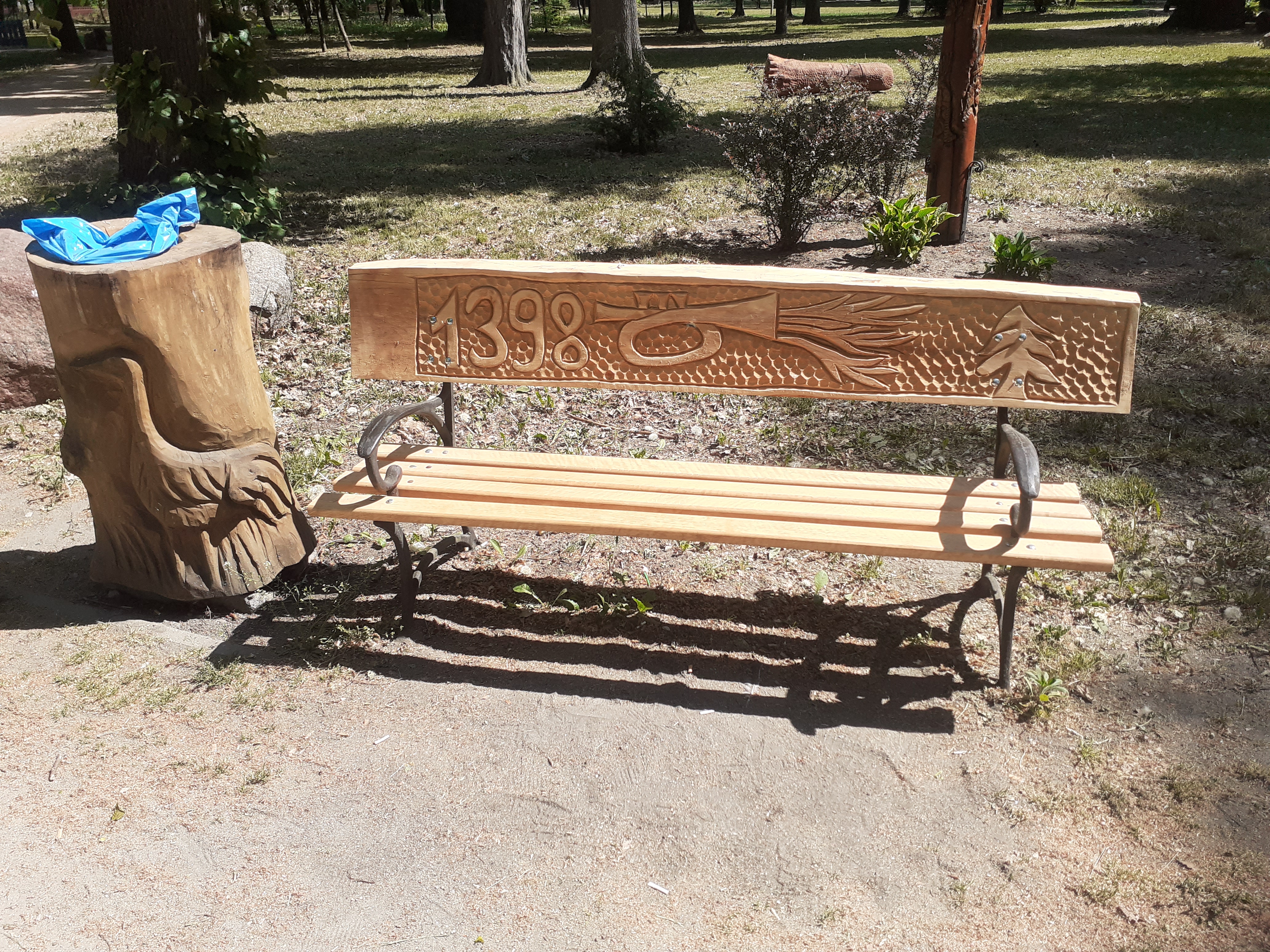 Rzeźbione ławki w parku