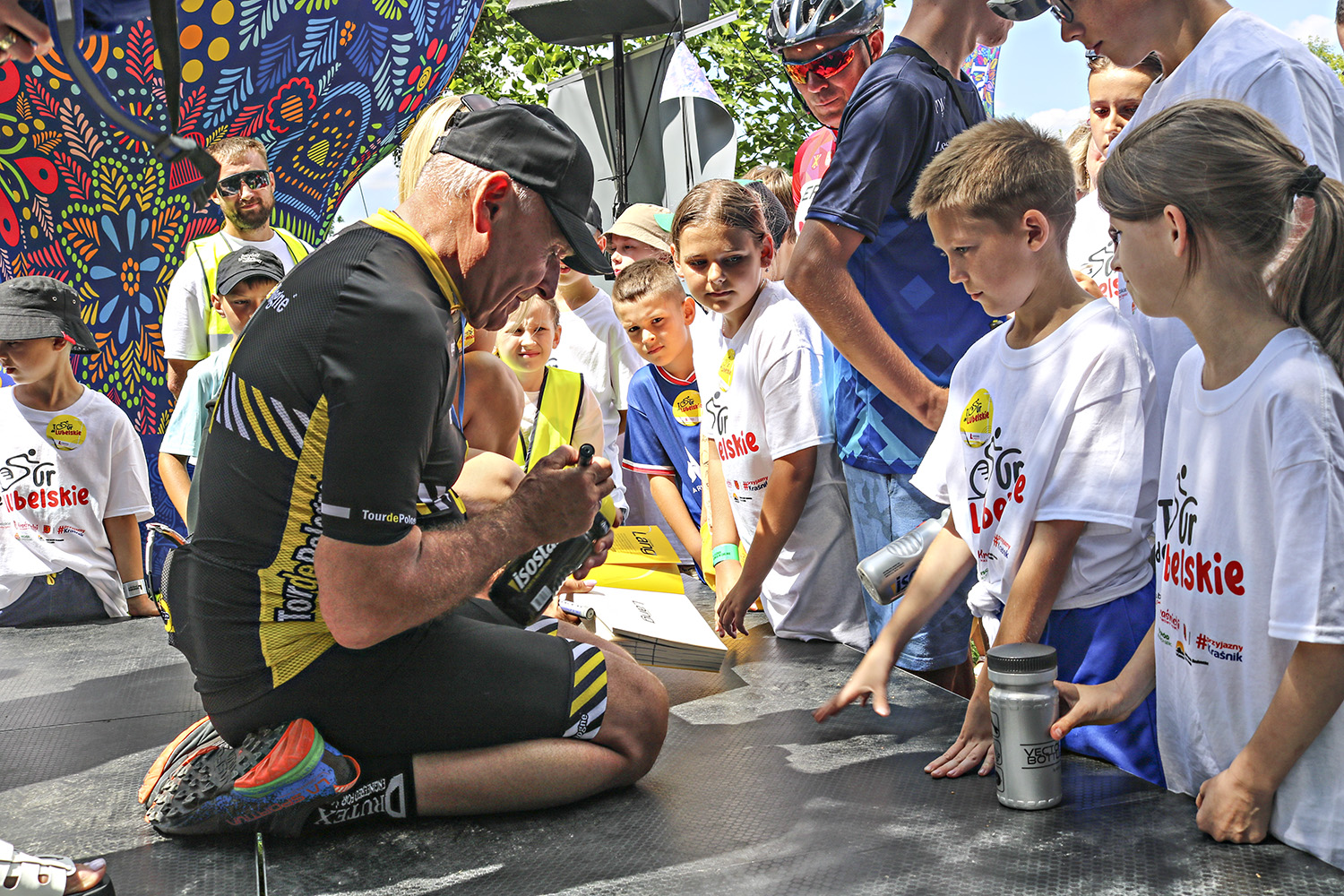 Dwukrotny medalista szosowych mistrzostw świata, organizator Tour de Pologne Czesław Lang daje autografy dzieciom.