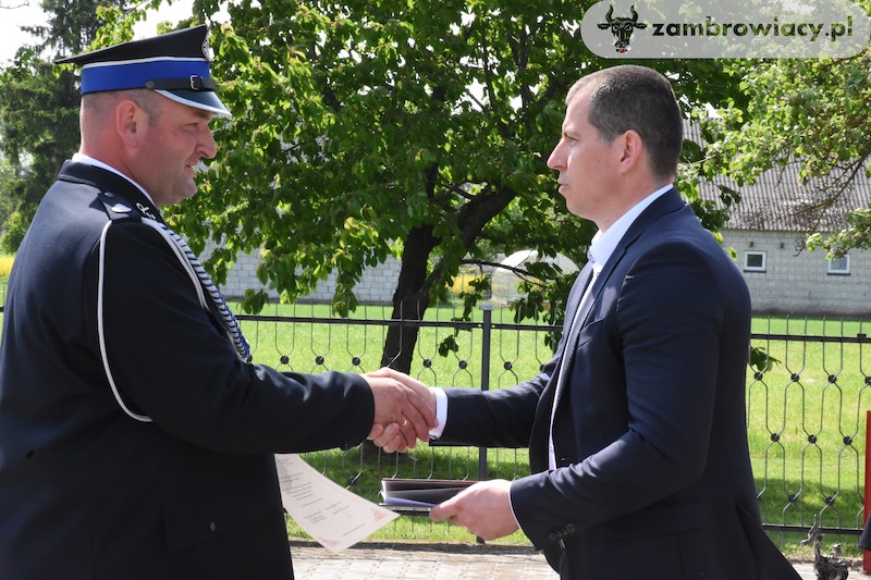Radny Powiatu Zambrowskiego Sławomir Worosilaka przekazuje na ręce prezesa OSP Pechratka Polska gratulacje