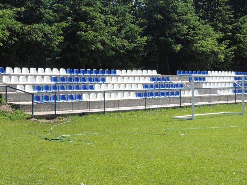 Nowe trybuny zdobią stadion sportowy w Kaczorach