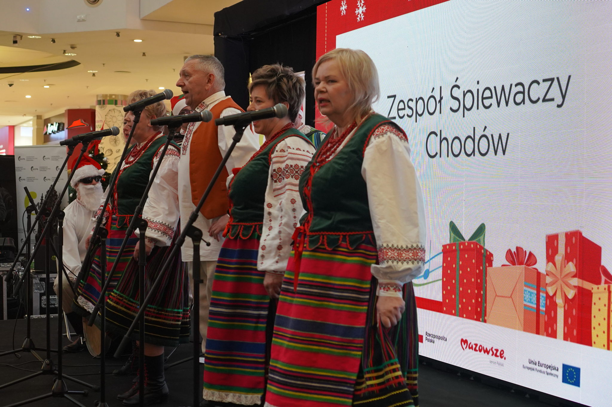 Grupa śpiewacza Chodów wystąpiła na Mazowieckim Jarmarku Rozmaitości czyli Targach Ekonomii Społecznej.