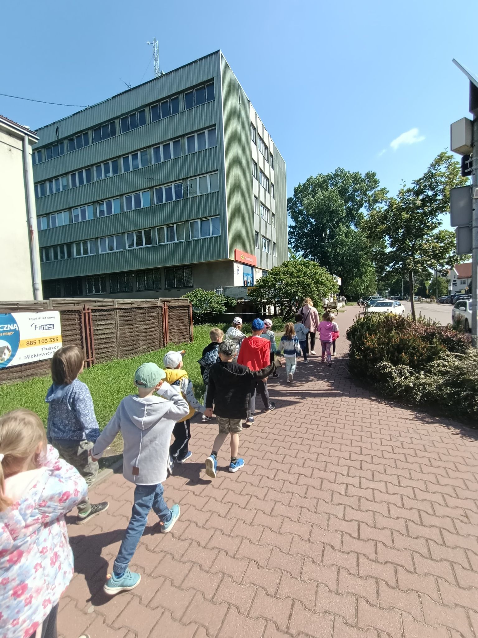 Dzieci idące chodnikiem