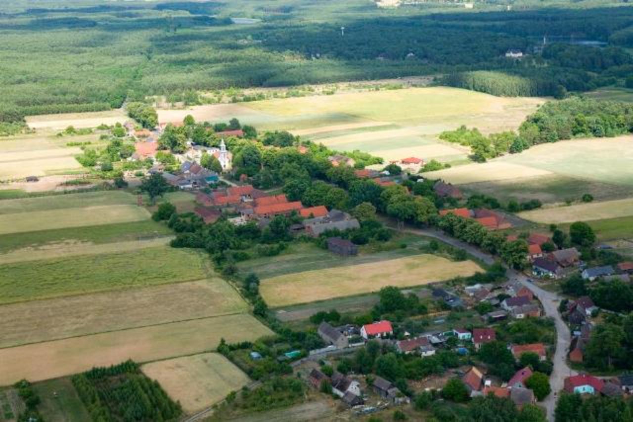 Wieś Międzylesie leży w zachodniej części Gminy Skąpe. Przez wieś przebiega droga powiatowa nr 49139 łącząca Skąpe z Sycowicami.