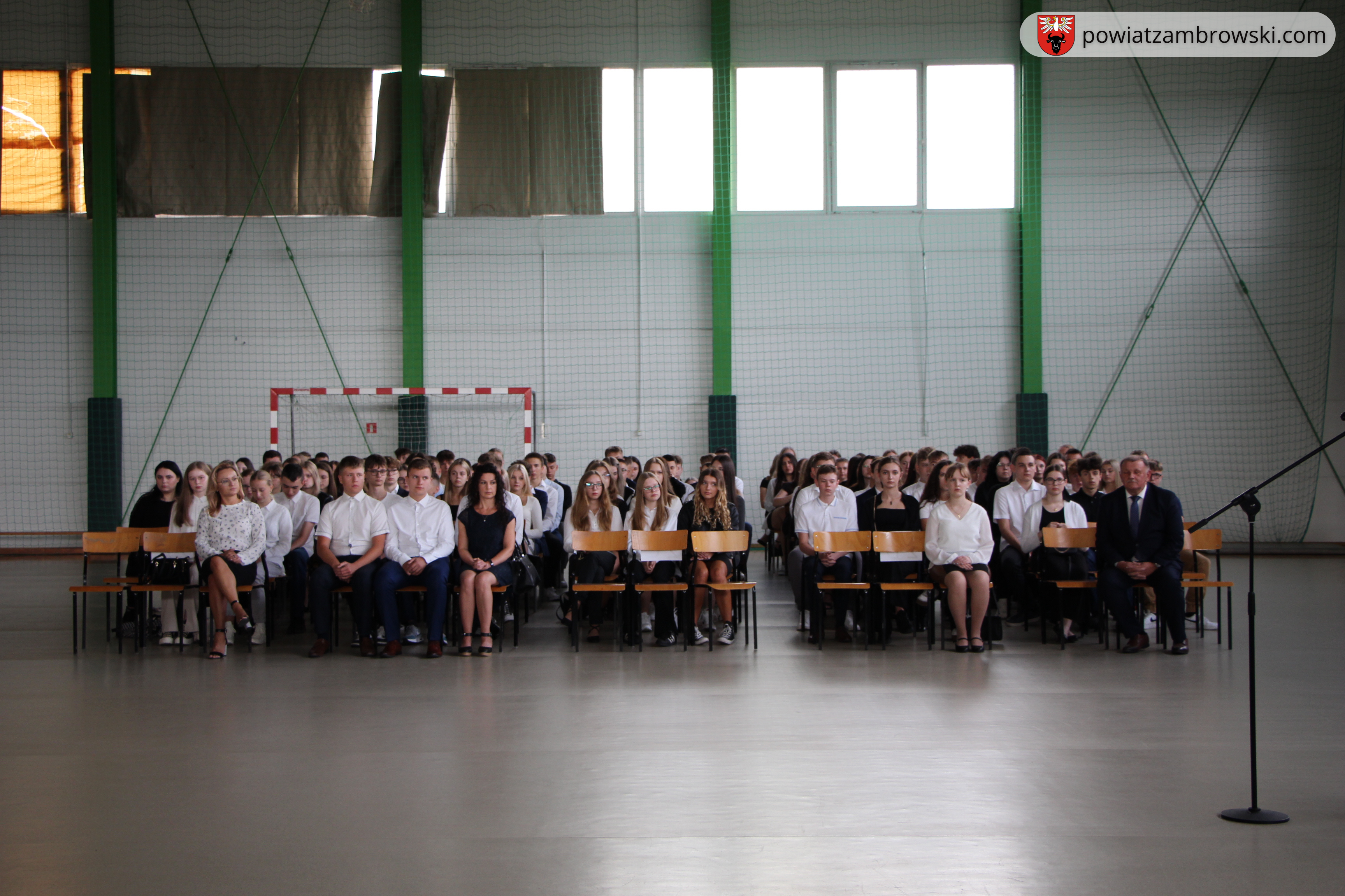 społeczność szkolna ILO w Zambrowie podczas inauguracji roku szkolnego 2023/2024