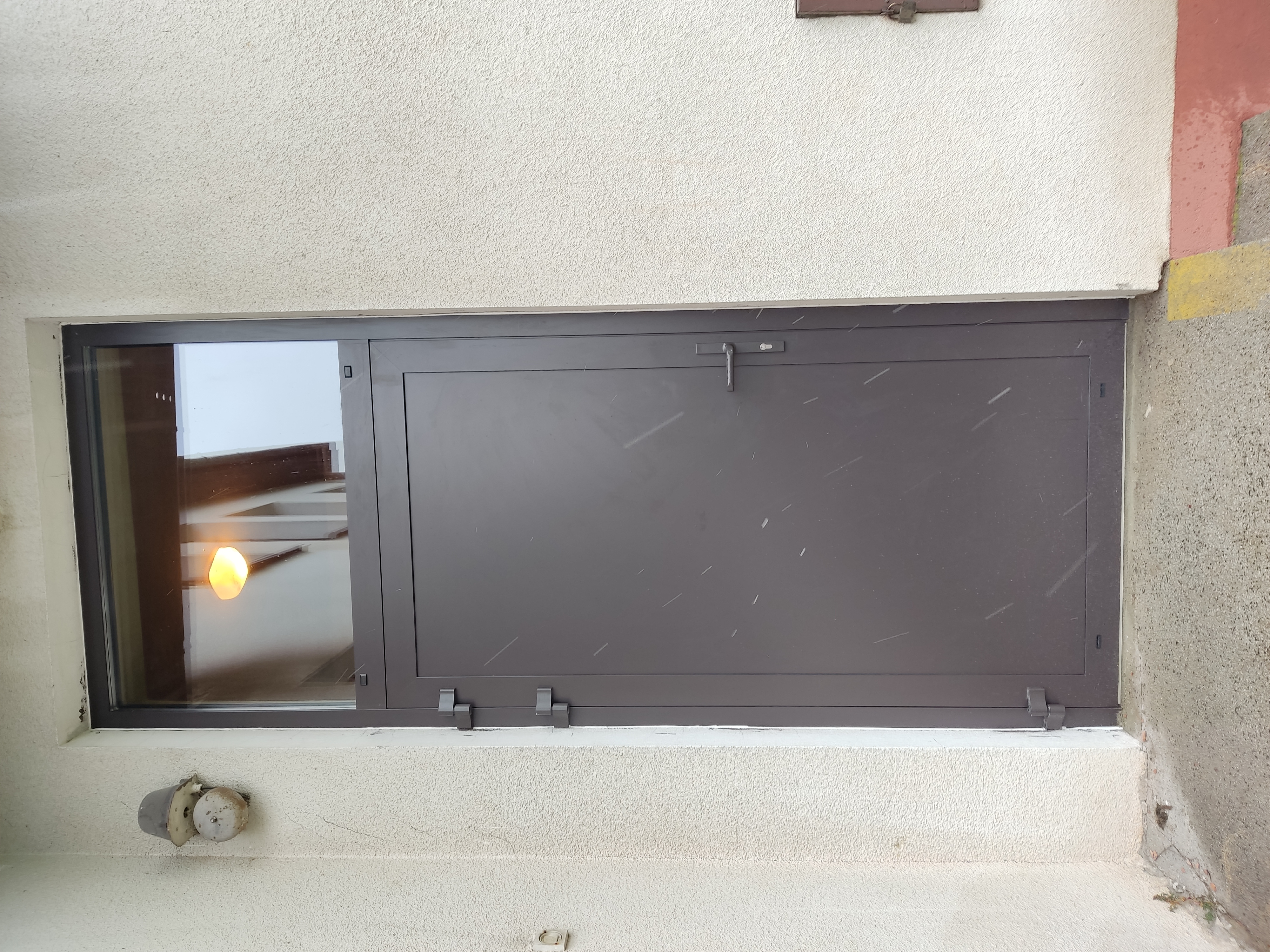 zdjęcie przedstawia nowe drzwi wejściowe zamontowane w budynku OSP Miechowice Małe