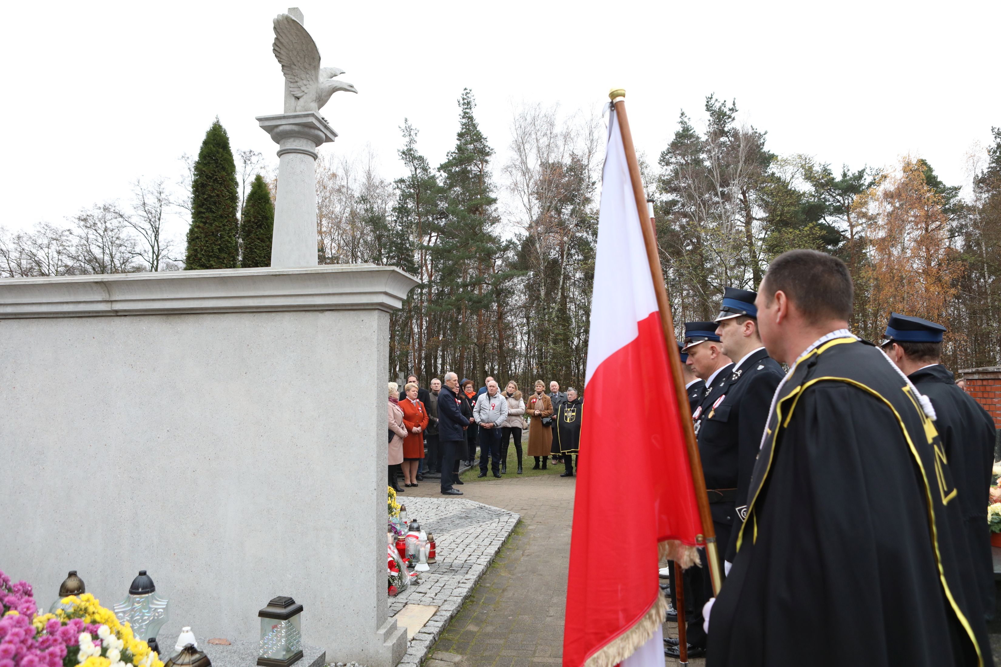 Uczestnicy obchodów święta niepodległości na cmentarzu w Brańszczyku, przemawia wójt.