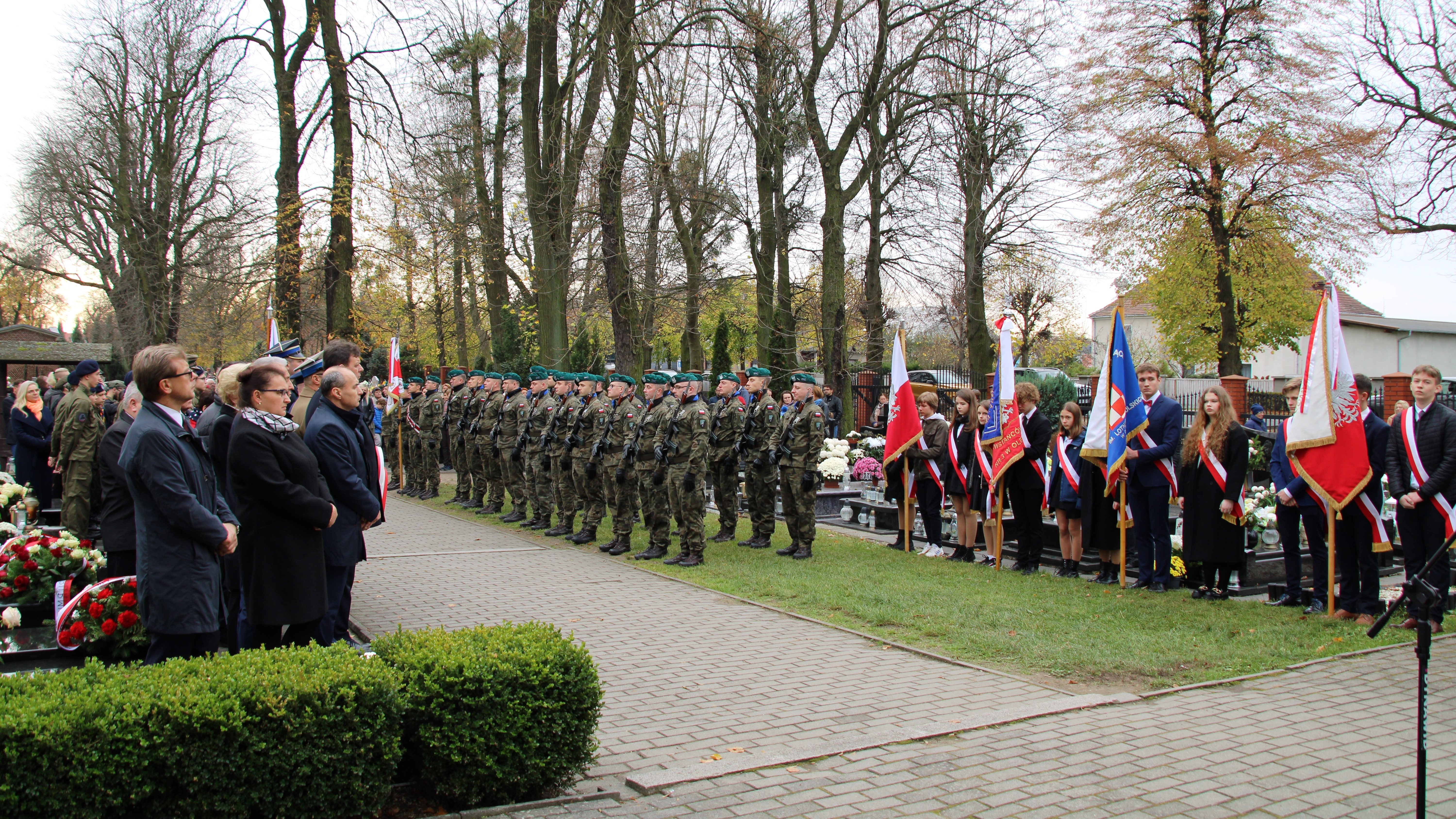 Narodowe Święto Niepodległości – uroczystość przed Pomnikiem Lotników Polskich na cmentarzu komunalnym w Oleśnie