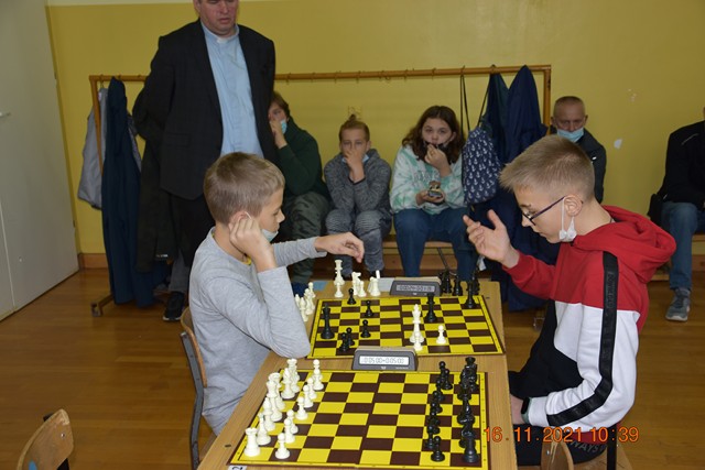 Rozgrywki - dwóch chłopców gra w szachy