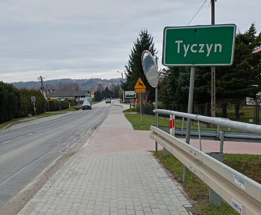 Chodnik z barierką przy drodze głównej