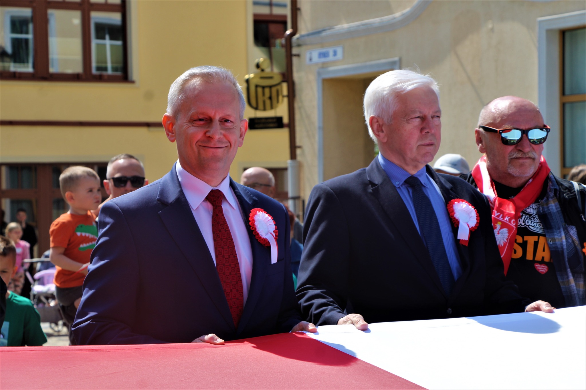 Starosta Polkowicki oraz Przewodniczący Rady Powiatu trzymają flagę podczas uroczystości