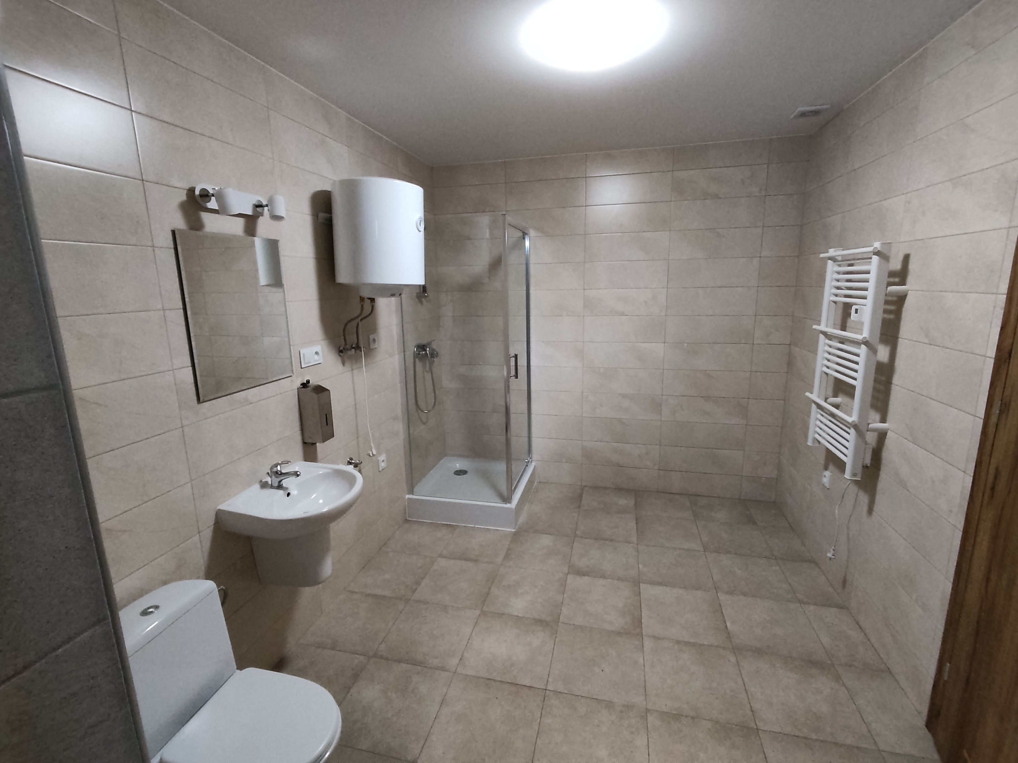 zdjęcie przedstawia wyremontowane pomieszczenie nowej łazienki