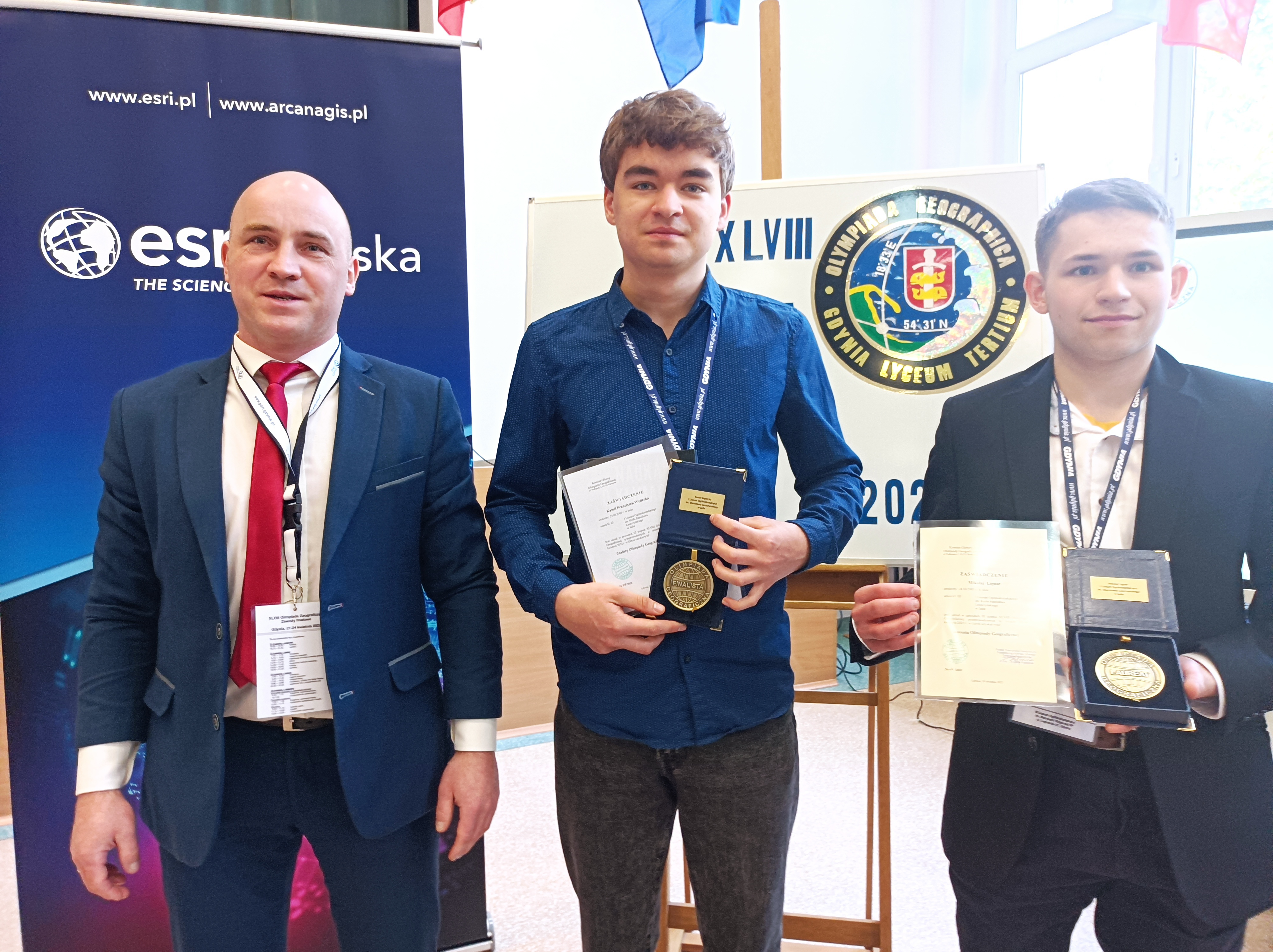 Od prawej Mikołaj Lignar - laureat XLVIII OG, Kamil Wyderka - finalista XVLIII OG wraz z opiekunem