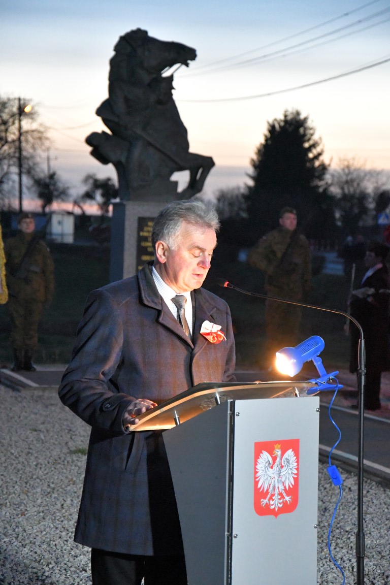Burmistrz Margonina Janusz Piechocki przemawiający z mównicy przed pomnikiem Powstańców Wielkopolskich w Radwankach
