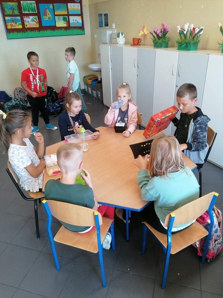 Dzieci siedzą przy stoliku