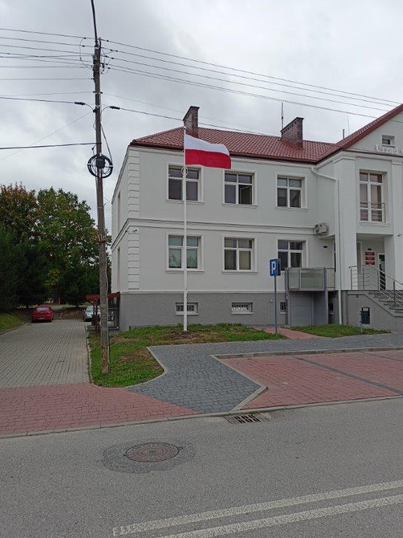 Maszt i flaga Polski przed budynkiem Urzędu Gminy w Somiance