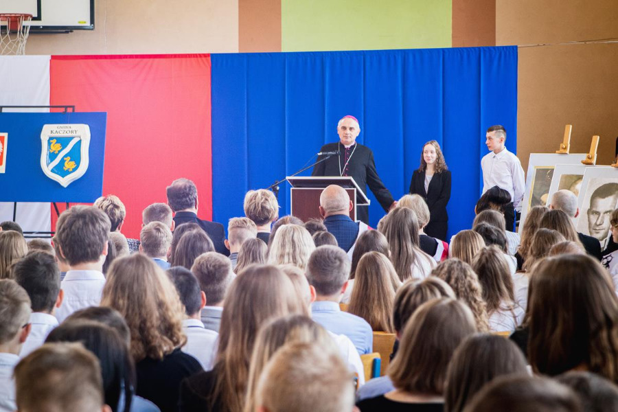 Na zdjęciu widać przemówienie ks. biskupa Krzysztofa Włodarczyka skierowane do uczniów Szkoły Podstawowej im. św. Jana Pawła II w Kaczorach.