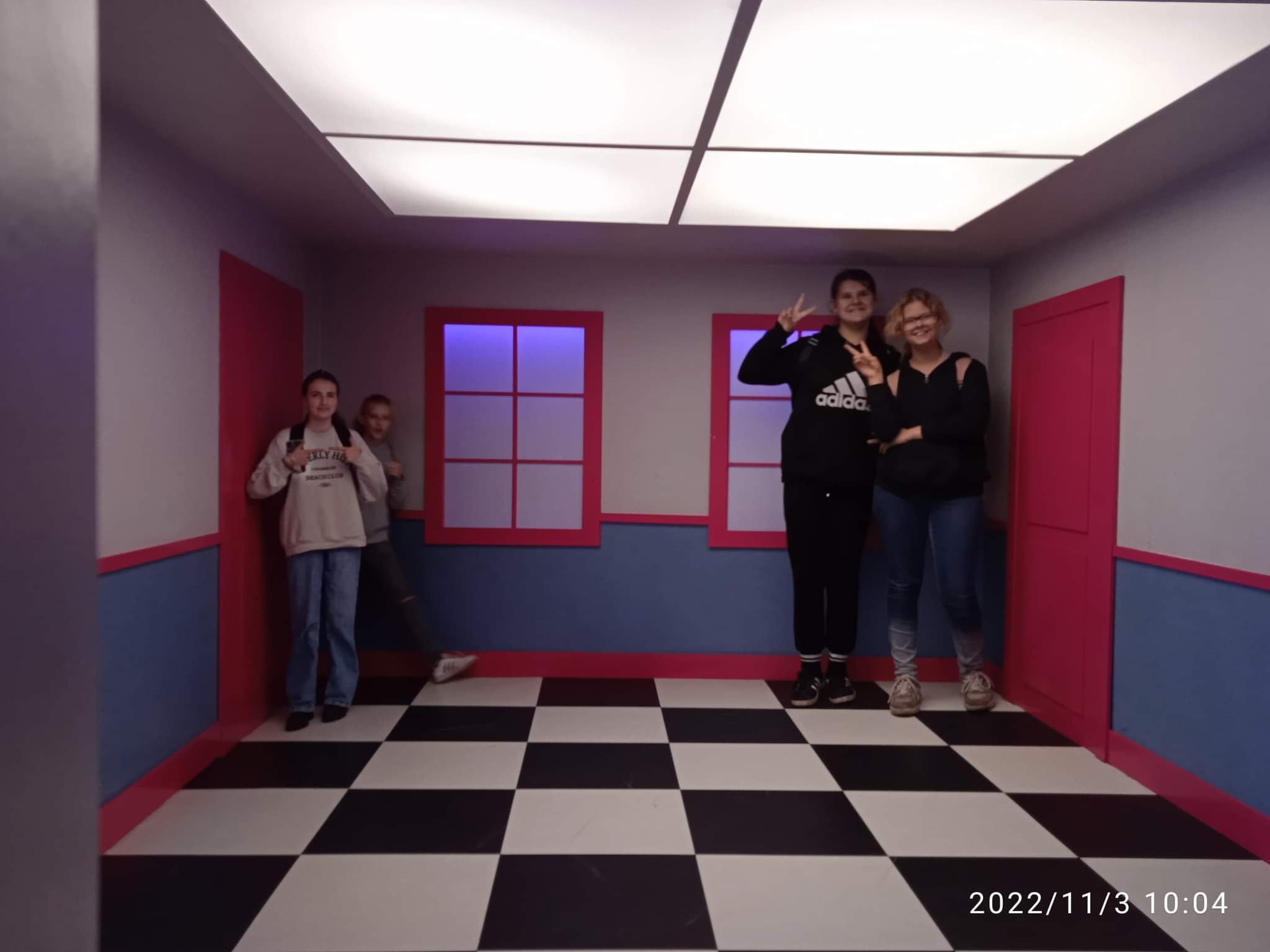 Lena, Paula, Natalia i Kinga w pokoju iluzji
