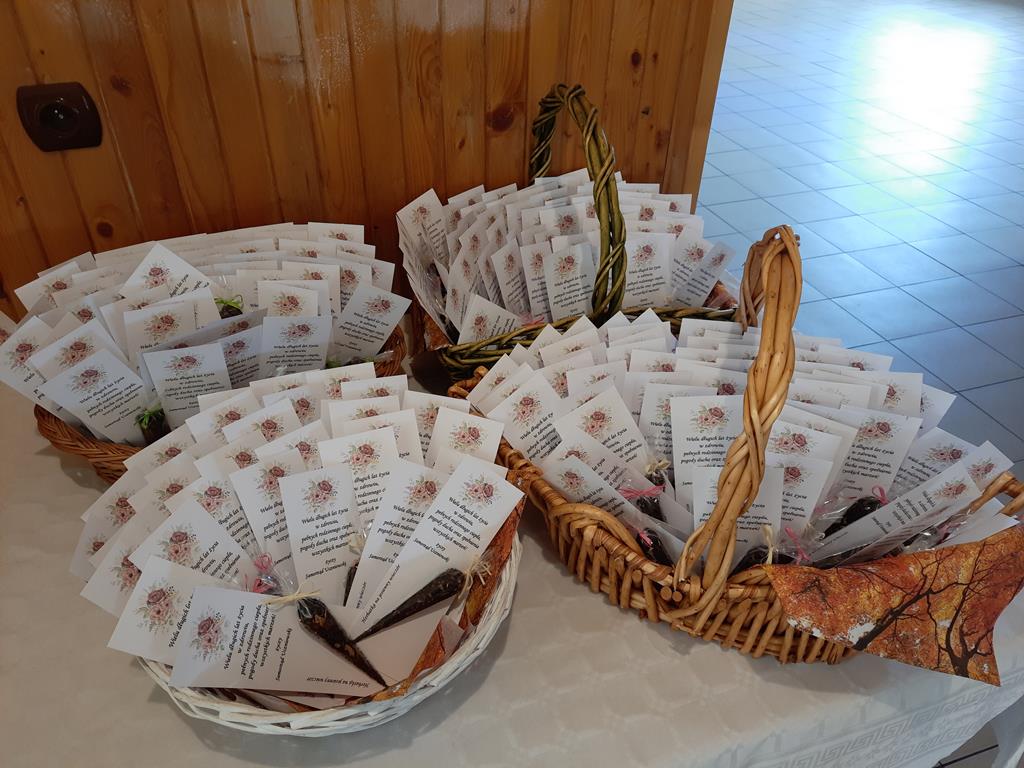 Koszyki z upominkami przygotowanymi dla seniorów przez wolontariuszy, są to karteczki z życzeniami z małymi woreczkami z kawą lub herbatą