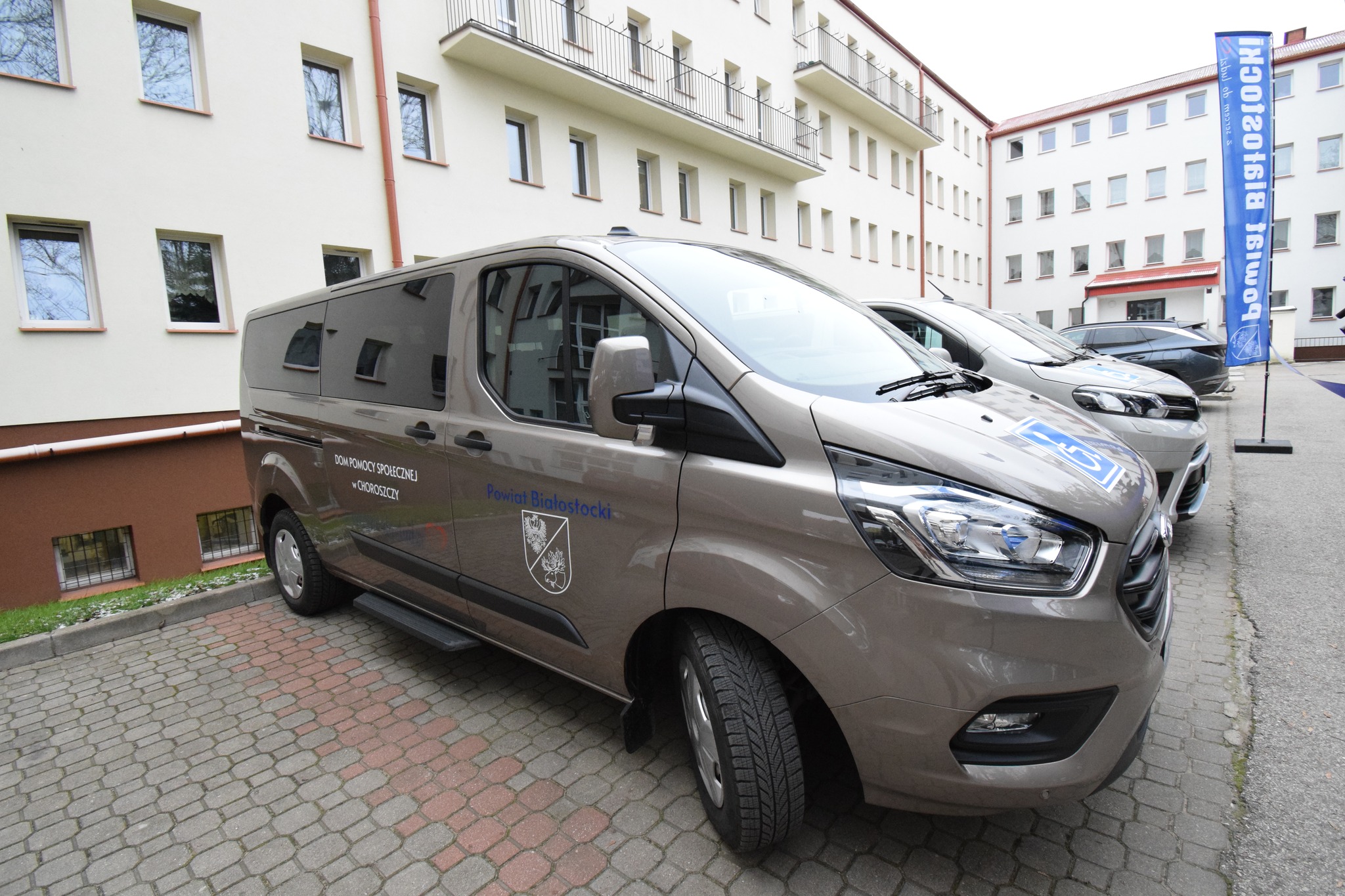 Nowe pojazdy stojące przed DPS w Choroszczy
