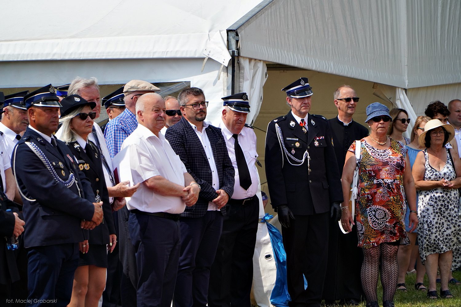Na olacu przed remizą OSP, stoją zaproszeni goście, Burmistrz Miasta i Gminy Budzyń, Ksiądz Proboszcz, a także mieszkańcy sołectwa Sokołowo Budzyńskie.