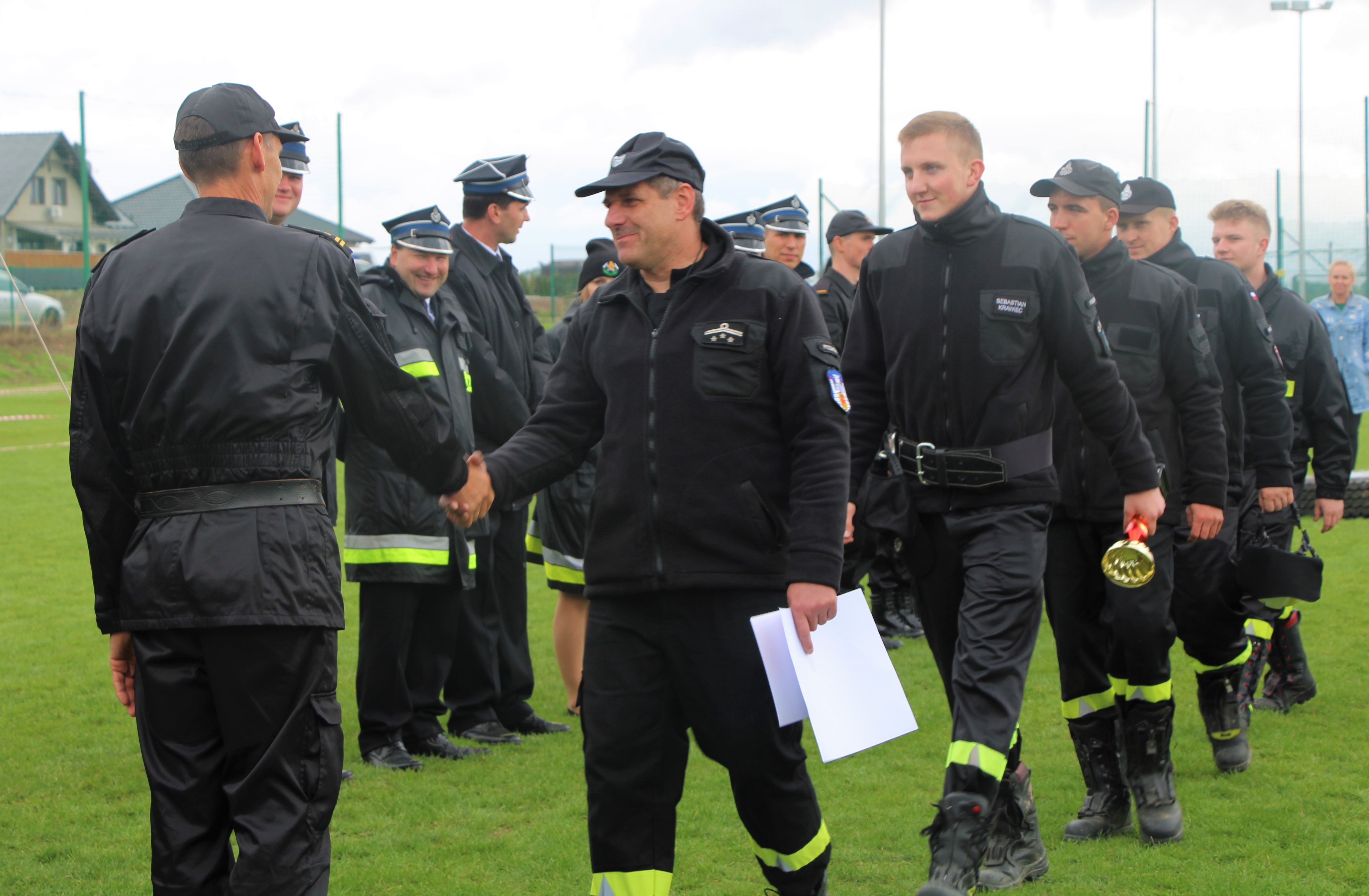 Komendant Powiatowy PSP w Polkowicach podaje rękę strażakowi 