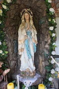 Figurka Matki Bożej Różańcowej znajdująca się w kapliczce ,,Fifańskiego"