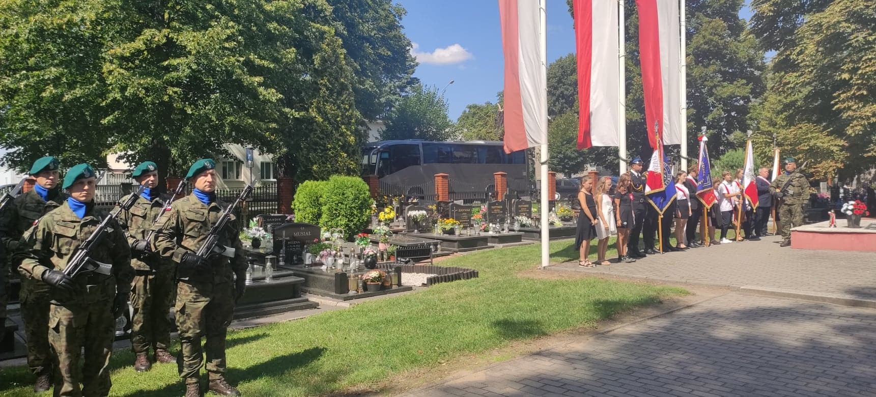 Obchody Święta Wojska Polskiego pod pomnikiem Lotników Polskich na cmentarzu komunalnym w Oleśnie