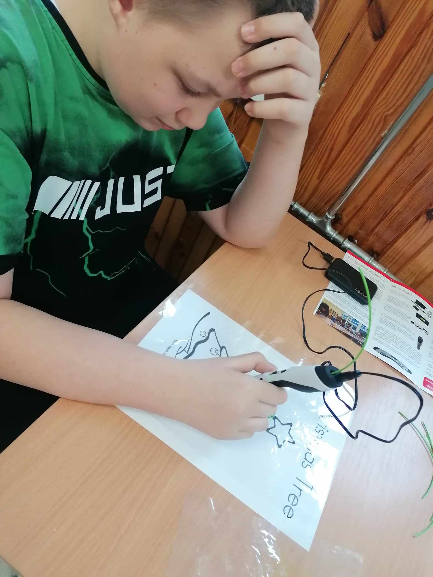 Wykonywanie rysunku choinki za pomocą długopisu 3D.