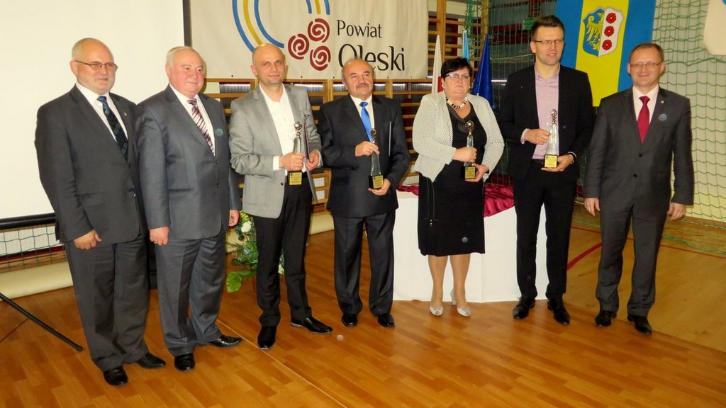 Laureaci Perły Powiatu Oleskiego 2013 z samorządowcami