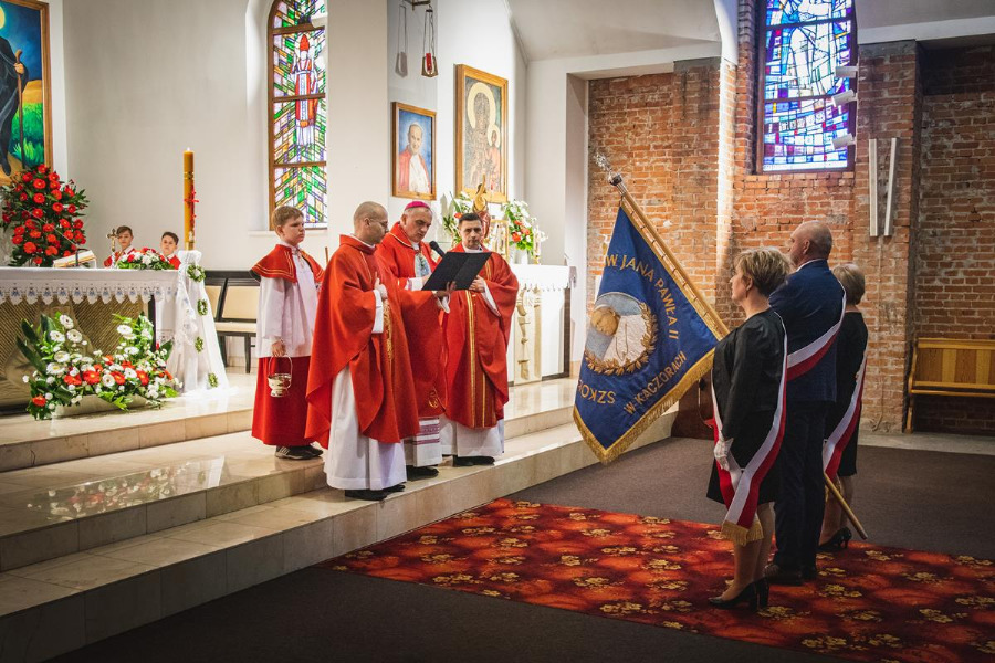 Na zdjęciu widać uroczystość poświęcenia sztandaru szkoły przez ks. biskupa Krzysztofa Włodarczyka w kościele pw. Bł. Franciszki Siedliskiej