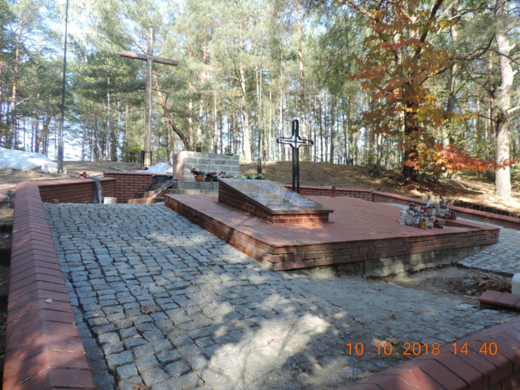 Teren wokół pomnika utwardzono kostką granitową uzupełniono brakujące ścianki z cegły klinkierowej