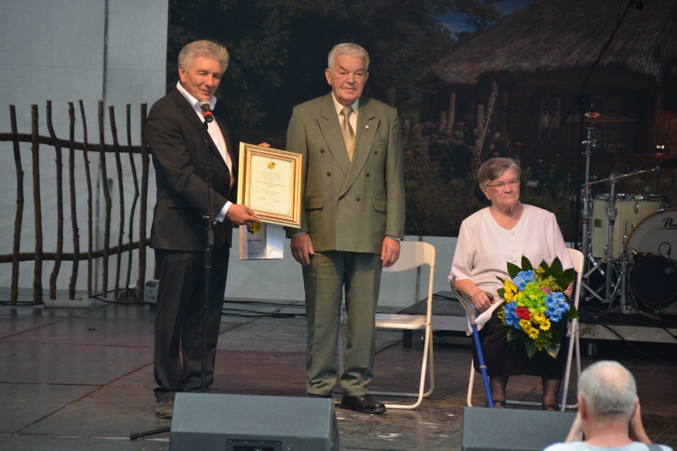 Przewodniczący Rady Gminy Janusz Szerffel wręcza pamiątkowy dyplom Czesławowi Kabzie