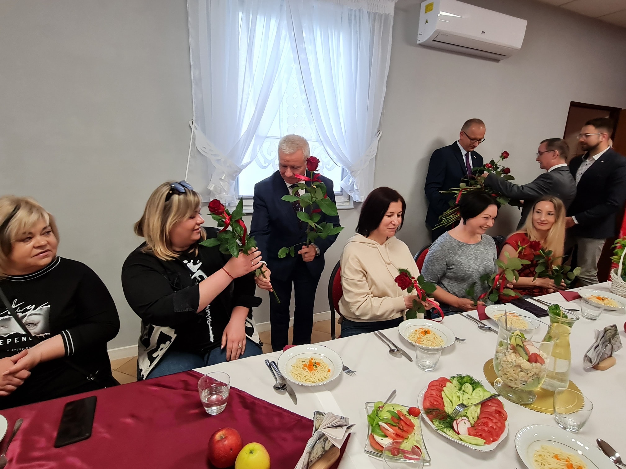 Starosta Kraśnicki Andrzej Rolla wręcza różę podczas Dnia Matki w Mniszku.