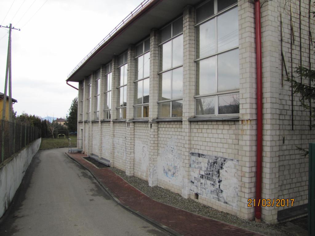 Sala gimnastyczna przed realizacją inwestycji, widok z zewnątrz budynku