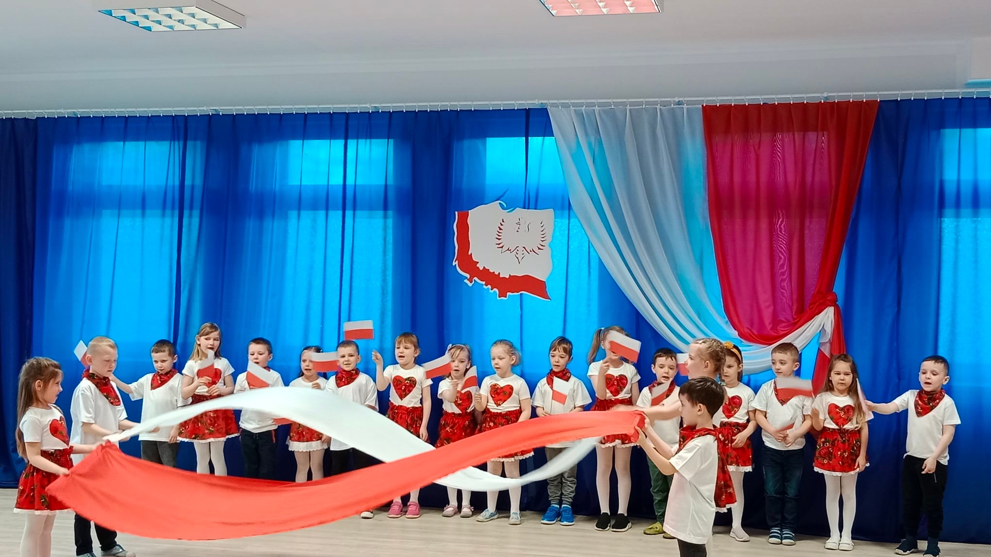 Dzieci z biało czerwonymi flagami 