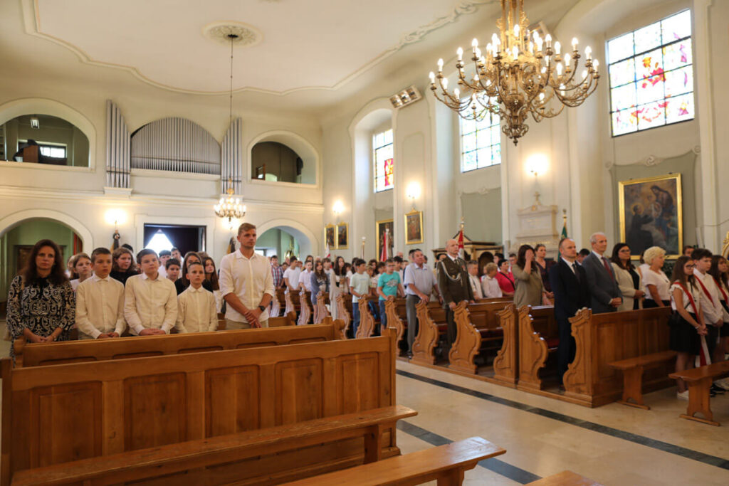 Uczestnicy mszy świętej w kościele.