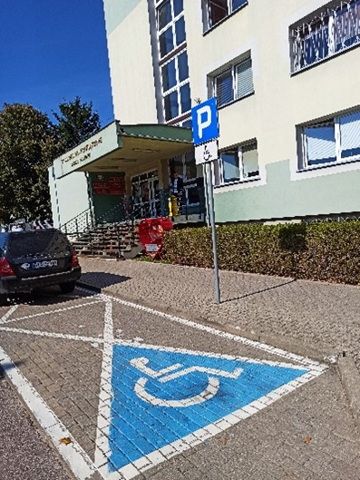 parking dla osób niepełnosprawnych od strony frontowej starostwa